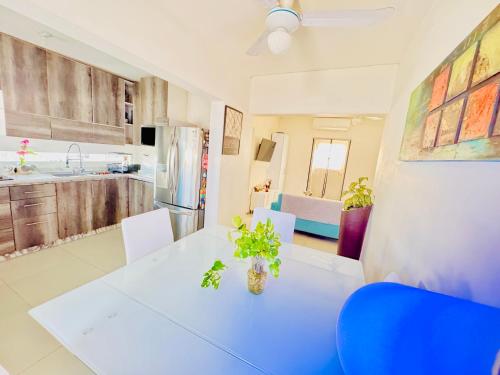 a kitchen and dining room with a white table and chairs at Departamento 2 Habitaciones Cas Consulado Centenario in Hermosillo