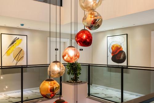 a display case in a museum with vases at Nivasole Lara Pure Comfort & Style in Antalya