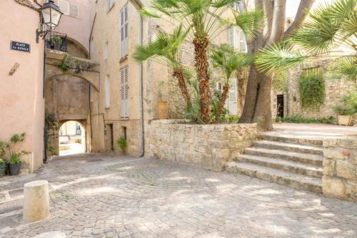 Heart of Old Antibes - Port & Beaches