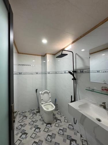 a bathroom with a toilet and a sink at Motel Mỹ Linh 976 in Long Hai