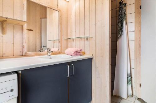 a bathroom with a sink and a mirror at 20411-Samso-Nylandsvej-21-C in Ballen