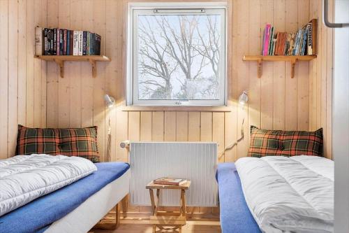 two beds in a room with a window at 20411-Samso-Nylandsvej-21-C in Ballen