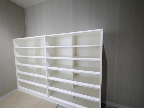 a white shelf in the corner of a room at ALA HOTEL KYOTO in Kyoto
