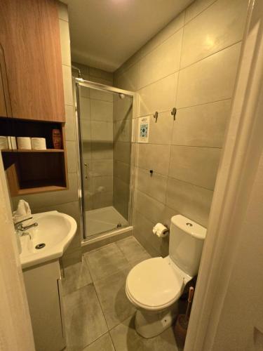 Et badeværelse på Double bedroom studios