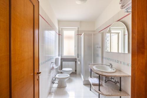 a bathroom with a toilet and a sink at Trilocale Ferruccio in Baveno