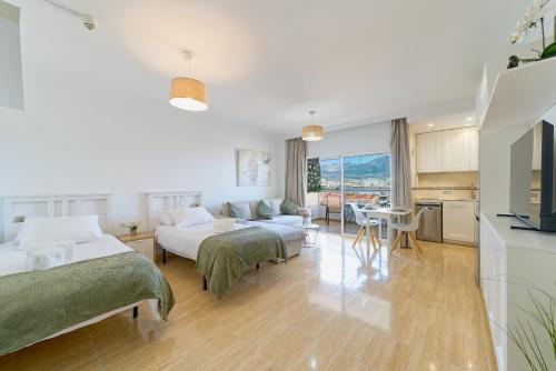 Kosta Homes - PYR Beach and Pool