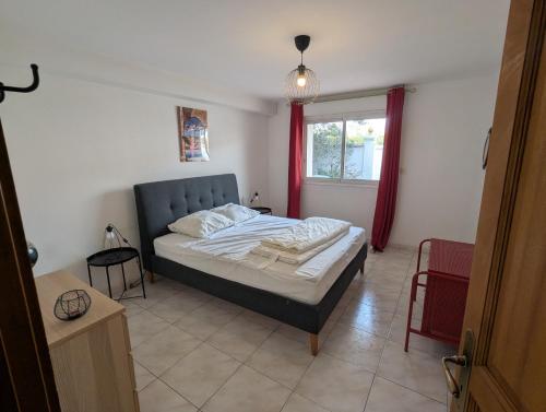a bedroom with a bed and a window at Sol-Y-Days Avenue Camargue, grande maison proche centre et mer in Le Grau-du-Roi