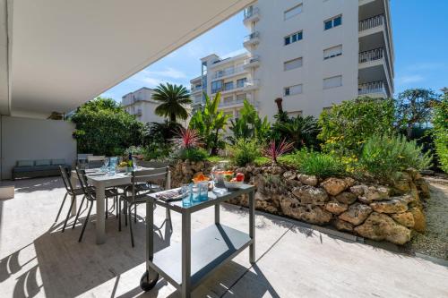 3-Br Garden-Level Apartment Near Beach with Parking