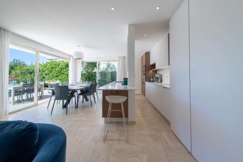 3-Br Garden-Level Apartment Near Beach with Parking