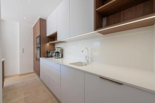 3-Br Garden-Level Apartment Near Beach with Parking