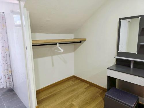 a small room with a mirror and a shelf at M-Well House in Sathani Ban Hua Mak