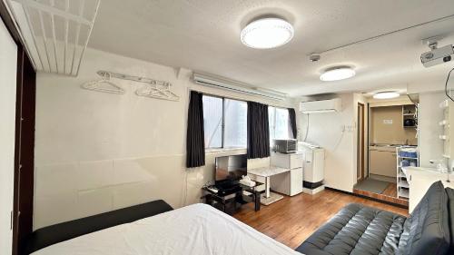 100吋影音房投影布幕 Skytree車站徒步5分 機場直達 附廚房 浴缸 洗衣機 Amin Hotel 1A