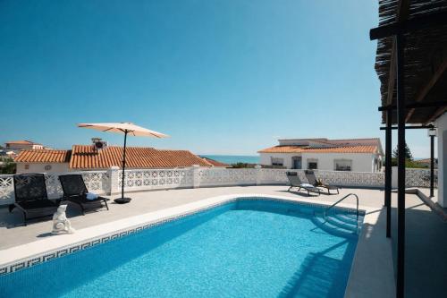 Casa con piscina y vistas al mar en Benajarafe