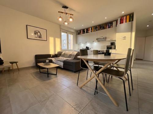 Comfortable, cozy, spacious, close to cathedral