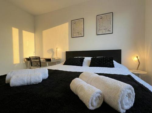 Comfortable, cozy, spacious, close to cathedral