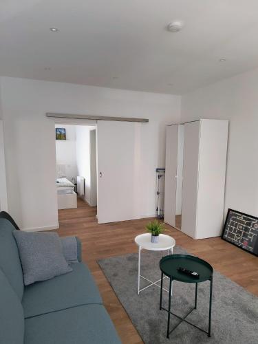 a living room with a couch and a table at Ferienwohnung Löwenrevier in Winningen