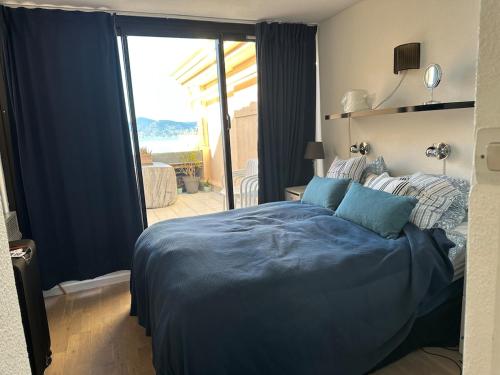 Panoramic Sea-View Duplex, 2 Terraces & Pool, Walk to Beach