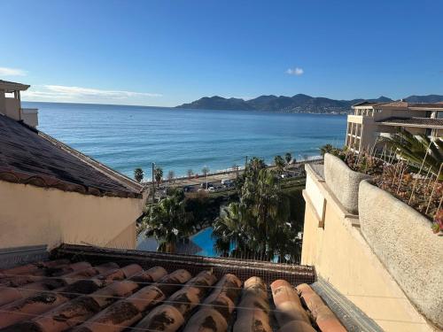 Panoramic Sea-View Duplex, 2 Terraces & Pool, Walk to Beach