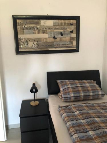 ein Schlafzimmer mit einem Bett und einem Bild an der Wand in der Unterkunft Rote Abendsonne in Ahaus