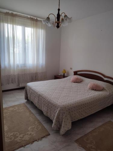 a bedroom with a bed with two pillows on it at Rifugio Sereno de Tajo in Taglio di Po
