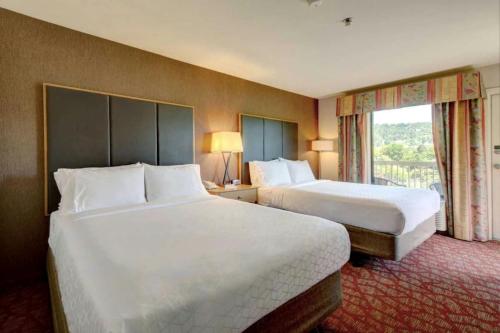 a hotel room with two beds and a window at The Lodge at Roseburg in Roseburg