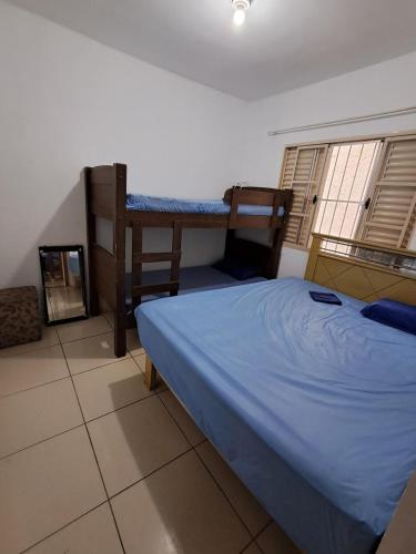 a bedroom with a bed and a bunk bed at Recanto Campo Belo in Monte Sião