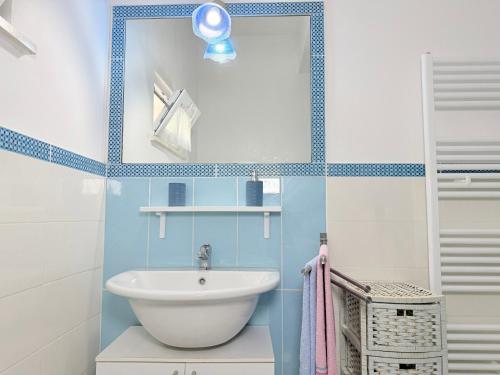 a bathroom with a sink and a mirror at CasaMare - Numana, comodo trilocale in centro in Numana