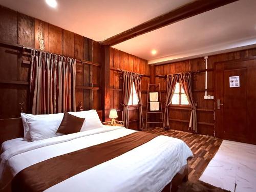 Llit o llits en una habitació de The Moon Kampot Boutique