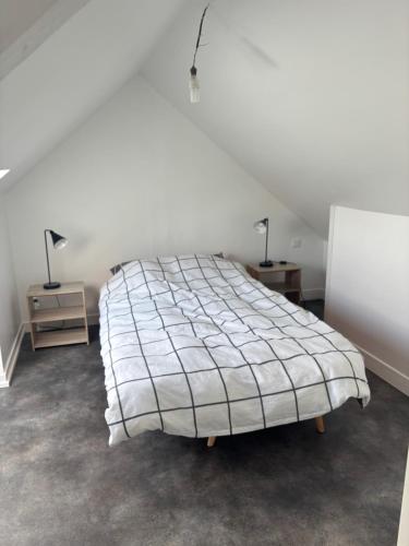 Voodi või voodid majutusasutuse Le Bachelin toas
