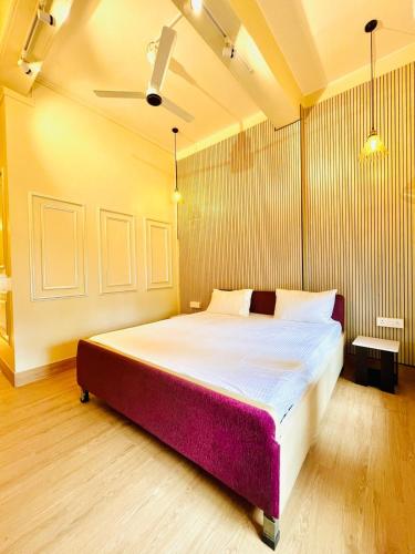 a bedroom with a large bed in a room at Ballygunge 2BHK 2000sqft flat main road in Kolkata