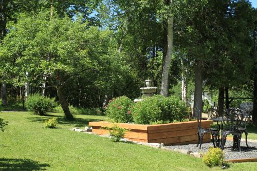 a garden with a fountain in a park at Auberge La Châtelaine in La Malbaie