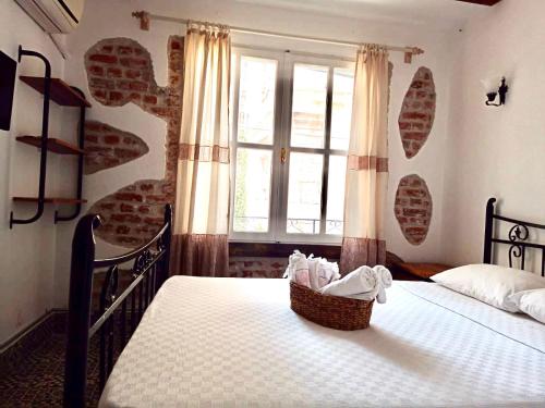 a bedroom with two twin beds and a window at Kelebek Ayvalık in Ayvalık