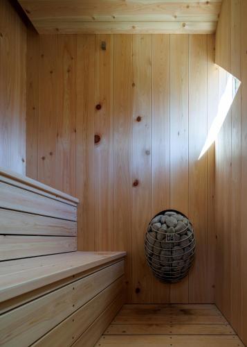 a corner of a sauna with a basket at OKANiWA 丘庭 in Nagiso