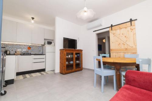 a kitchen and dining room with a wooden table at Casa Brezza Marina in Punta Marina