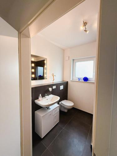 a bathroom with a sink and a toilet at Ferienwohnung RuheOase in Steinheim