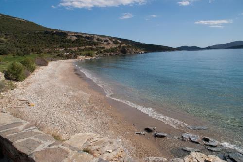 a beach with a rocky shoreline and the ocean at Wavefront Serenity - Exotic & Dreamy Getaway in Marmarion