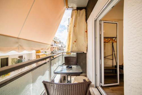 New Modern Balcony Home 270m to Metropolitan Metro Hub