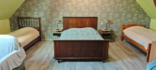 a bedroom with two beds in a room at Les Chambres du Relais in Liettres