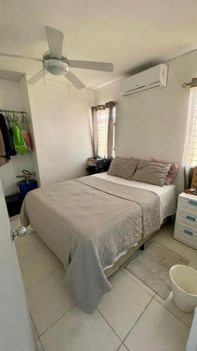 a bedroom with a bed and a ceiling fan at Apartment in a comfortable and quiet area in Pantoja