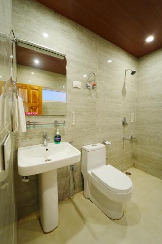 a bathroom with a toilet and a sink at Jawai Himalayan Cottage in Vashisht