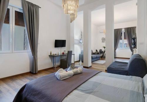 ein Schlafzimmer mit einem großen Bett und ein Wohnzimmer in der Unterkunft HOME EXPERIENCE in Bari