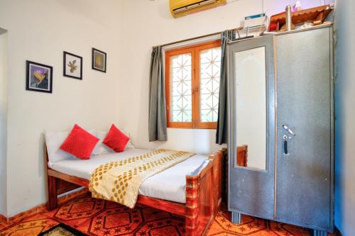 a room with a bed and a window at Anjuna Beach House in Anjuna