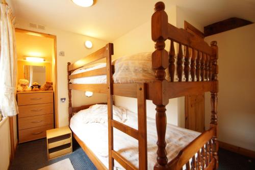 コンウィにあるBwthyn Conwyのベッドルーム1室(二段ベッド1組、はしご付)