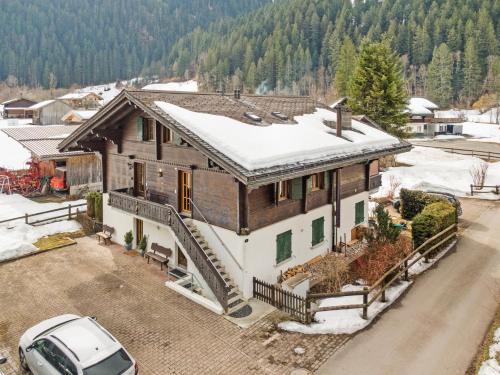 an aerial view of a house with a snow covered roof at Chalet-Apartment mit Balkon & Gratis Parkplatz in Lenk