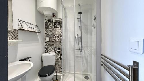 a bathroom with a shower and a toilet and a sink at Belle échappée in Le Crotoy