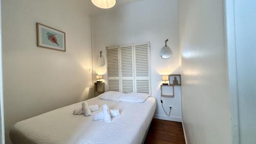 a small bedroom with a bed with towels on it at Belle échappée in Le Crotoy