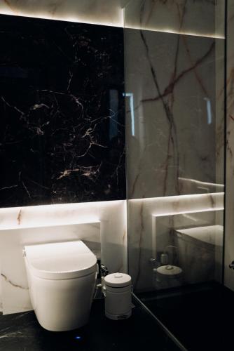 a black and white bathroom with a toilet and a sink at DePhazz I Wellness Clinic & Spa in Junín