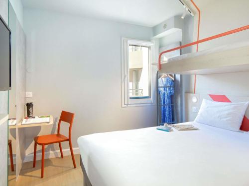 a bedroom with a bed and a bunk bed at Ibis Budget Toulon Centre in Toulon