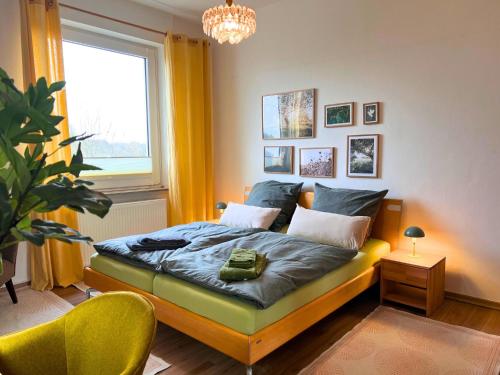 a bedroom with a bed and a window at Ferienwohnung am Maximilianpark Hamm - Dachterrasse, Highspeed-WLAN, 2 Schlafzimmer in Hamm
