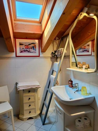 a bathroom with a sink and a mirror at Camera Lucy in Bardolino